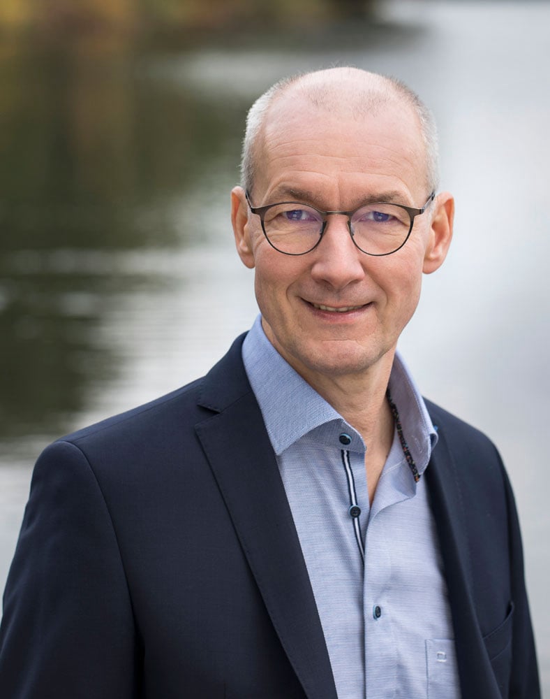 Das Bild zeigt den Heilpraktiker Axel Finck, der in Bremen als Heilpraktiker arbeitet. Rechts neben dem Bild ist seine Vita/Biografie aufgeführt